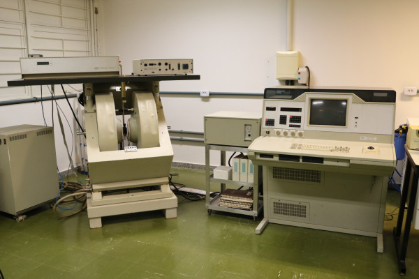 Espectrômetro de ressonância eletrônica PULSADO (Bruker ESP-300 E)